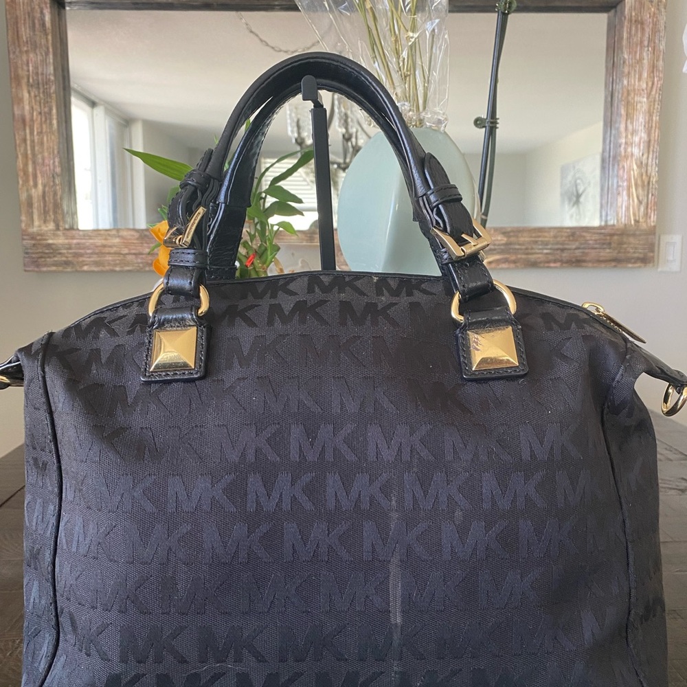 Michael Kors Signature Logo Large Purse (Black) w/Gold Hardware. - Picture 4 of 13